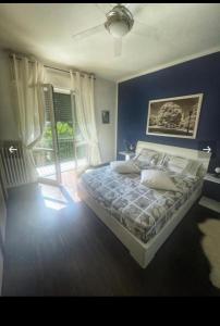 布鲁纳特Casa di Princi的一间卧室配有一张蓝色墙壁的床