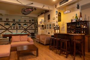 迪加纳Albatross by The Clarks, Kandy的一间酒吧,在房间内配有台球桌