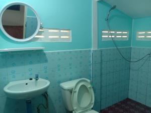 阁遥岛查简易别墅的一间带水槽、卫生间和镜子的浴室
