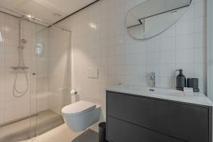 阿姆斯特丹Bens The Highdocks的浴室配有卫生间、盥洗盆和淋浴。