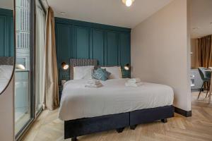 阿姆斯特丹Bens The Highdocks的一间卧室设有一张带绿色墙壁的大床