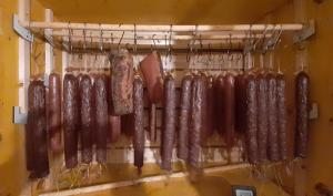 Gasthof Prinz的挂在架子上的一排肉
