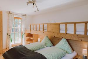 DirlewangGuggi`s Alm的一间卧室配有带绿色枕头的双层床