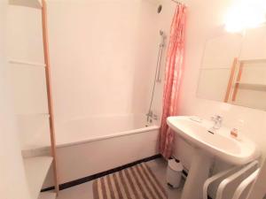 圣拉里苏朗Studio Saint-Lary-Soulan, 1 pièce, 4 personnes - FR-1-457-277的白色的浴室设有水槽和浴缸。