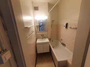 苏黎世Sonnegg Guest Rooms Inh M Bisegger的一间带水槽、浴缸和卫生间的浴室