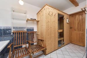 Ludwikowice KłodzkieTEN Dom w Ludwikowicach Kłodzkich的浴室设有木制衣柜和2个木制长椅
