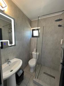 康斯坦察Hotel Miniom的浴室配有卫生间、盥洗盆和淋浴。