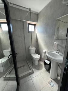 康斯坦察Hotel Miniom的浴室配有卫生间、盥洗盆和淋浴。