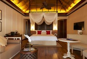 博瓦隆STORY Seychelles的酒店客房,配有床和沙发