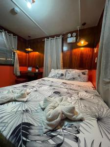 安达Anda Poseidon’s Beach Resort的一间卧室配有带毛巾的床