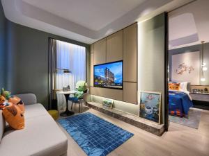 上海上海万源诺富特酒店的一间带床和电视的客厅