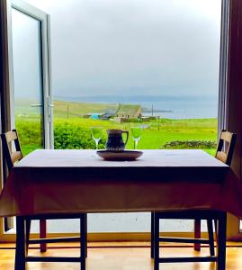 UlstaSea View B & B的一张桌子和两杯酒,享有海景