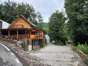 布雷佐维察Villa Hoxha Brezovicë的木屋设有门廊和车道