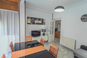 乌贝达Apartamento Picual Tranquilo y bien ubicado的客厅配有桌椅和电视。