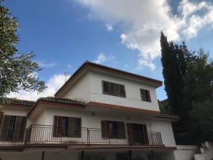 格拉纳达Estupenda Villa con piscina a 5 minutos del centro de Granada的白色的房子,上面设有阳台