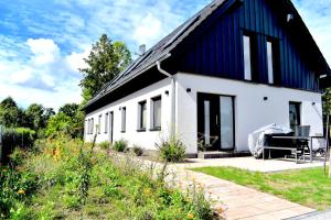 布尔格Spreewald - Ferienhaus - Wilhelmine的一间黑色屋顶的白色小房子