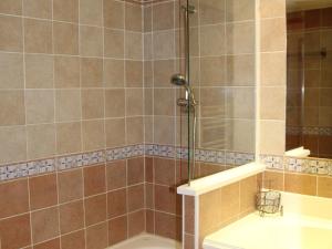 琴山朗勒堡Appartement Lanslebourg-Mont-Cenis, 3 pièces, 6 personnes - FR-1-508-234的带浴缸和盥洗盆的淋浴浴室