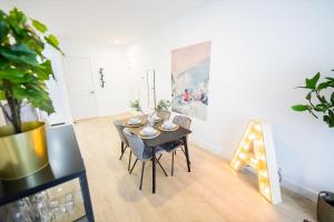 鹿特丹Admiringly 1 Bedroom Serviced Apartment 56m2 -NB306A-的一间带桌椅和镜子的用餐室