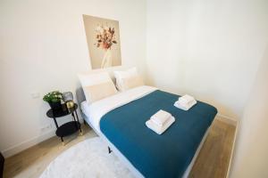 鹿特丹Admiringly 1 Bedroom Serviced Apartment 56m2 -NB306A-的一间卧室配有一张床,上面有两条毛巾