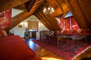 KhiliódhendronLuxury Traditional Villa的客厅配有红色家具和吊灯。