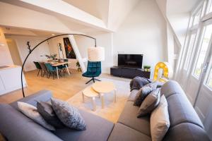 鹿特丹Grandly 3 Bedroom Serviced Apartment 83m2 -NB306G-的客厅配有沙发和桌子