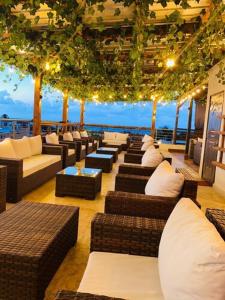圣斐利-银港Hotel Reloj的休息室设有沙发和桌子,享有海景