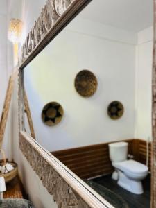 图鲁斯杜马尔代夫伊鲁旅馆的楼梯上带卫生间的浴室