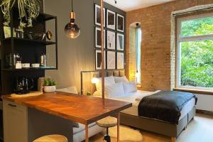 柏林Berlin Style Apartments的一间卧室配有一张床、一张桌子和一张桌子