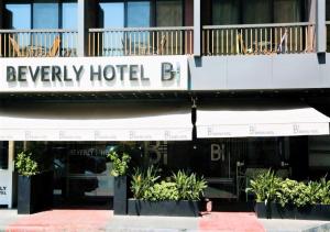 贝鲁特贝鲁特贝弗利酒店的带有标牌的酒店大楼,上面写着