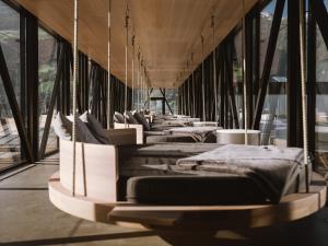纳图尔诺Lindenhof Pure Luxury & Spa DolceVita Resort的一张大床,房间带大窗户