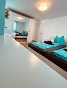 默尔斯多夫Ferienhaus Griede的一间卧室配有一张带蓝色床单和镜子的床