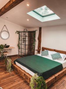 布泽乌Utopia by NorAtlas Heritage - Adults Only的一间卧室配有一张带天窗的大床