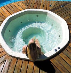 萨里索伦札拉villa chez marie Meuble tourisme 3 etoiles的躺在游泳池按摩浴缸中的女人