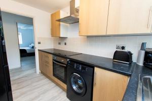 彼得伯勒K Suites - Flat 110 Fulbridge Road的厨房配有洗衣机和烘干机