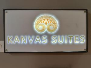 帕罗林Kanvas Suites - Sun N Moon的墙上的肯纳鲁斯开关标志