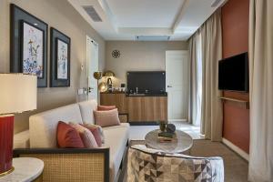 塞维利亚Vincci Molviedro Suites Apartments的带沙发和电视的客厅