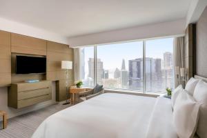 多哈Pullman Doha West Bay的一间酒店客房,设有一张大床和一个大窗户