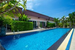 Areeka Resort Phuket内部或周边的泳池