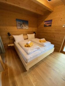拉赫塔尔Skihütte的小木屋内一间卧室,配有一张床
