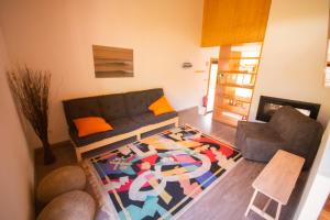 费雷尔Bukubaki Eco Surf的带沙发和地毯的客厅