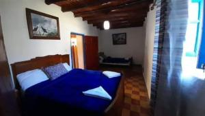 Aïn Bou MahdiRelais De Tahla的一间位于客房内的蓝色床卧室