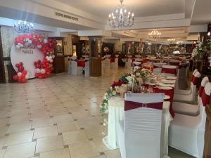 巴克乌Vila Royal的用餐室配有带鲜花和气球的桌子