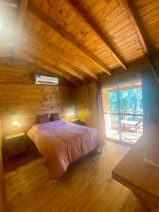 蒂格雷Cabaña Magnolia en Marea Delta del Tigre的木屋内的卧室配有一张床