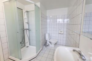 塞尔福斯Ljosafoss Guest House的带淋浴、卫生间和盥洗盆的浴室