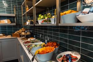 哥本哈根Go Hotel Saga的厨房在柜台上放有水果和蔬菜碗