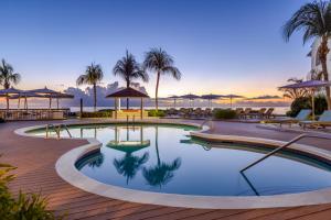 圣詹姆斯Tamarind by Elegant Hotels - All-Inclusive的一座棕榈树游泳池,享有海景