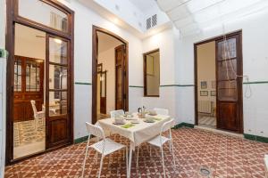 瓦伦西亚FLORIT FLATS - Traditional House in El Cabanyal的一间带桌椅的用餐室