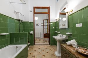 瓦伦西亚FLORIT FLATS - Traditional House in El Cabanyal的绿色浴室设有浴缸和水槽