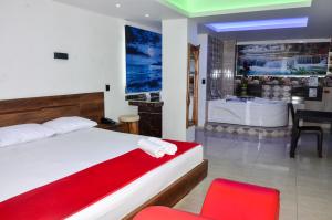 基布多Hotel Shaira 2的卧室配有床和浴缸
