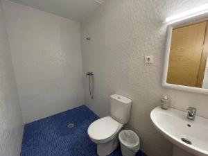 圣科洛马·德法尔琼方达酒店的浴室配有白色卫生间和盥洗盆。